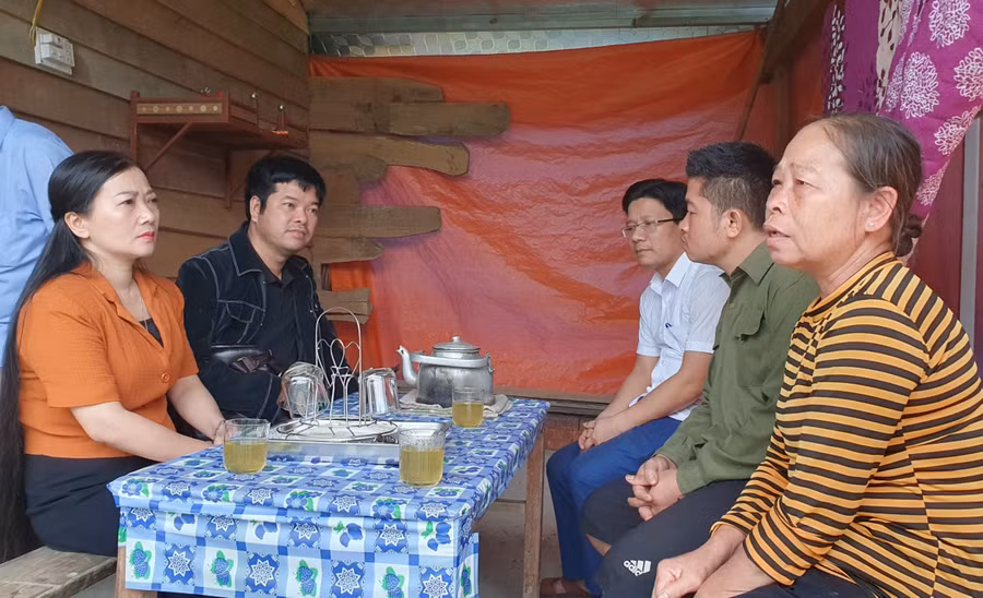 Lãnh đạo địa phương cùng đại diện Báo GD&amp;TĐ thăm hỏi, động viên gia đình anh Huân sớm làm căn nhà để ổn định cuộc sống. (Ảnh: T.H).