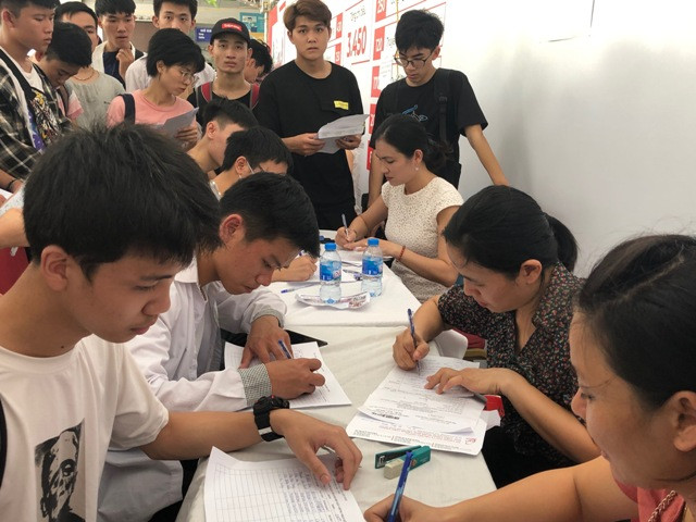 Thí sinh nộp thủ tục xác nhận nhập học ngành Công nghệ thông tin