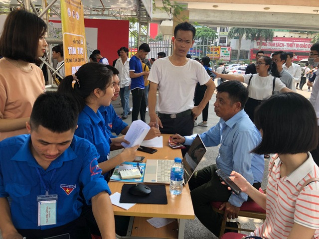 Phụ huynh được hướng dẫn tỉ mỉ