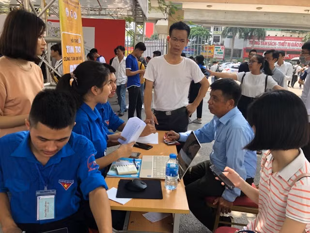 Phụ huynh được hướng dẫn tỉ mỉ