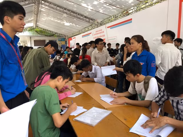 Đoàn thanh niên hướng dẫn thí sinh đăng ký