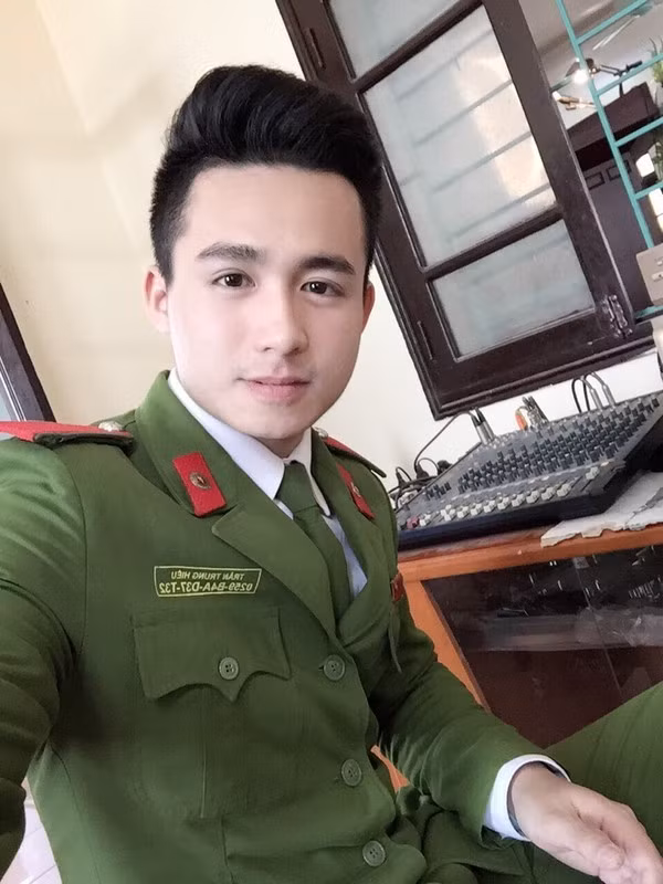Sở hữu ngoại hình cực thư sinh, chàng cảnh sát điển trai đang gây “bão” cộng đồng mạng, trang cá nhân của anh có gần 100 nghìn lượt theo dõi.