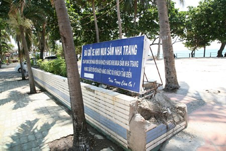 Dap bo cong trinh nhech nhac “xe thit” bo bien Nha Trang