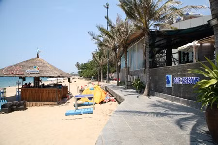 Dap bo cong trinh nhech nhac “xe thit” bo bien Nha Trang