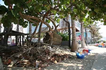 Dap bo cong trinh nhech nhac “xe thit” bo bien Nha Trang