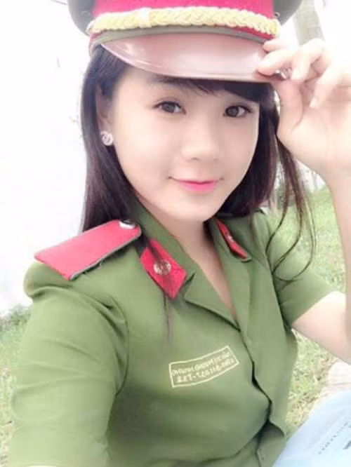 Sinh năm 1993, đến từ thành phố Hải Phòng hiện đang theo học chuyên ngành Điều tra chất lượng cao khóa D37 của học viện Cảnh Sát. Cô nàng thu hút cư dân mạng bởi vẻ đẹp giản dị với đôi mắt hút hồn. Không chỉ có vậy, Phương Nhung còn khiến nhiều người ghen tỵ với vóc dáng khá chuẩn. Ngoài ra, cô nàng còn được biết đến với vai Thùy Linh trong phim “Chạm tay vào nỗi nhớ” của đạo diễn Vũ Hồng Sơn. Trong vai diễn cô nàng đã chứng tỏ được khả năng diễn xuất cùng tài năng điện ảnh không hề kém cạnh những diễn viên trẻ của điện ảnh Việt.