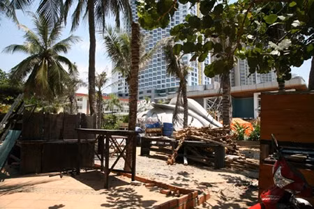 Dap bo cong trinh nhech nhac “xe thit” bo bien Nha Trang