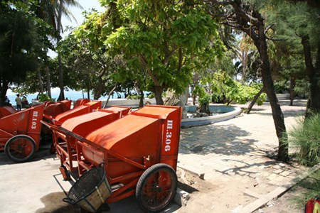 Dap bo cong trinh nhech nhac “xe thit” bo bien Nha Trang