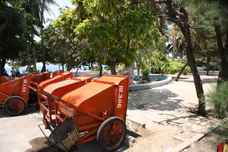 Dap bo cong trinh nhech nhac “xe thit” bo bien Nha Trang