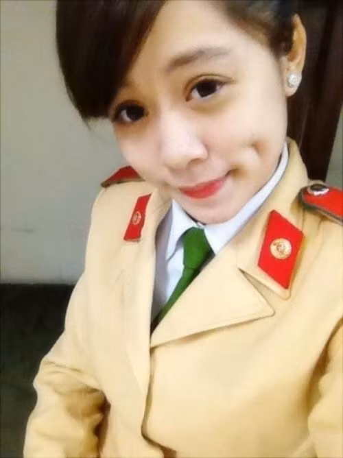 Sinh năm 1994, hiện là sinh viên Học viện Cảnh sát nhân dân. Kiều Anh được biết đến như một nữ sinh cảnh sát với đôi má lúm duyên dáng, nước da trắng mịn và khuôn mặt thanh tú. Cô nàng có nụ cười đẹp, trong sáng cùng hàm răng đều tăm tắp. Hiện tại, Kiều Anh đang là chi hội trưởng khóa D38. Đang theo học chuyên ngành Cảnh sát giao thông nhưng cô nàng lại rất thích múa dân gian và thường xuyên tham gia các hoạt động văn hóa nghệ thuật tại trường.