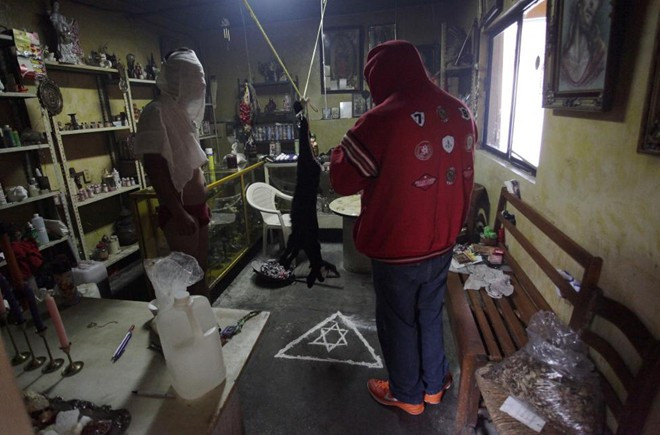 Theo báo chí Mexico, những người đồng tính đều tự nguyện tìm đến pháp sư. Một số thành phố ở Mexico đã công nhận hôn nhân đồng giới hợp pháp, như thủ đô Mexico, Coahuila và Quintana Roo. Trước khi Joaquin khấn nguyện, ông rưới máu con dê lên người đàn ông đồng tính nằm dưới nhà.