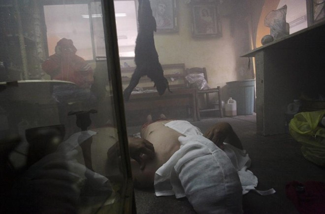 Trước khi Joaquin khấn nguyện, ông rưới máu dê lên người đàn ông nằm dưới nhà. Trước khi Joaquin khấn nguyện, ông rưới máu con dê lên người đàn ông đồng tính nằm dưới nhà.