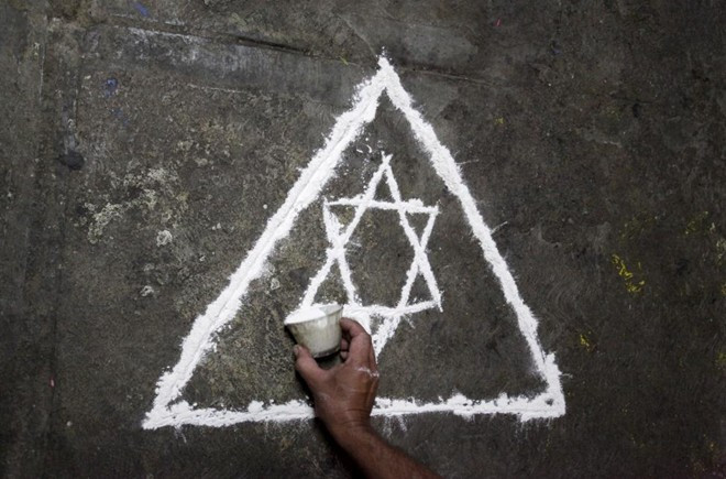 Thầy pháp Joaquin vẽ một biểu tượng lên bức tường trong nhà trước khi bắt đầu nghi lễ. Thầy pháp Joaquin vẽ một biểu tượng lên bức tường trong nhà trước khi bắt đầu nghi lễ.