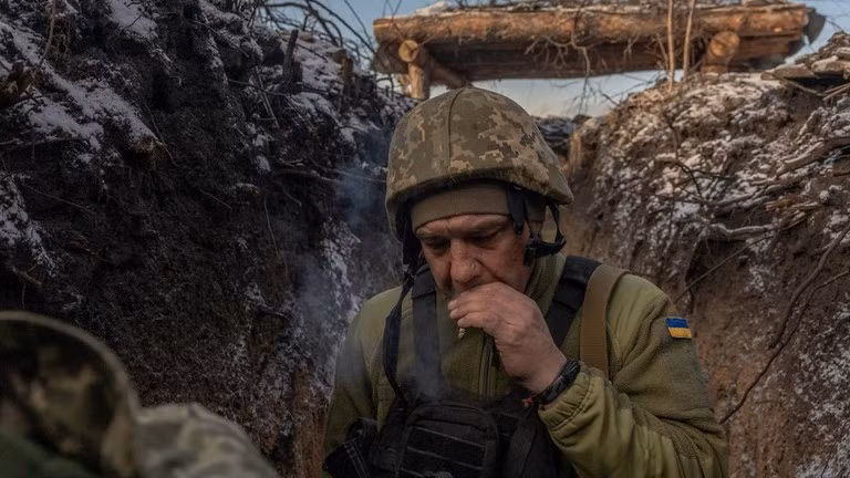 Một người lính Ukraine đi trong chiến hào gần tiền tuyến, bên ngoài Kupyansk, Ukraine, ngày 23/1/2024