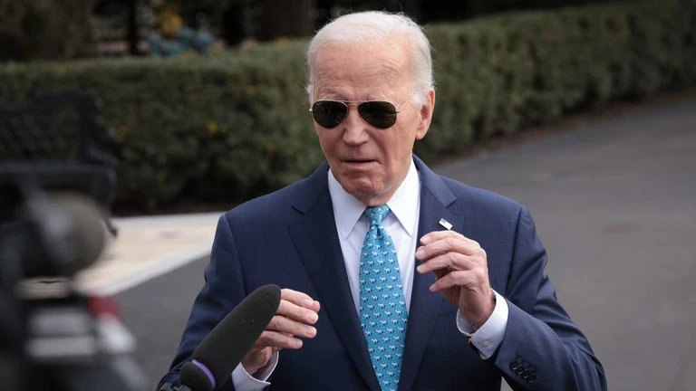 Tổng thống Mỹ Joe Biden trả lời các câu hỏi của phóng viên khi rời Nhà Trắng, ngày 30/1/2024 tại Washington, DC