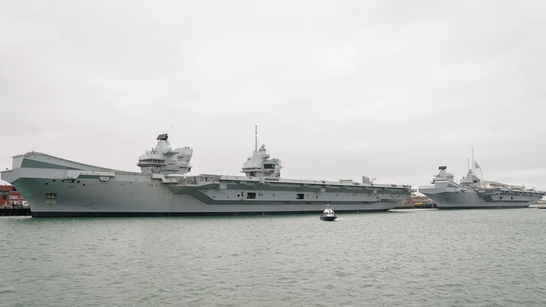 Tàu sân bay HMS Queen Elizabeth (trái) và HMS Prince of Wales (phải) của Hải quân Hoàng gia Anh 