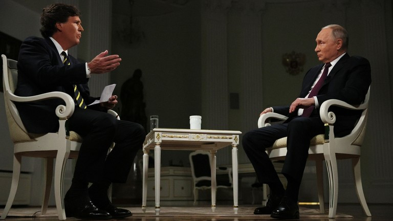Tổng thống Nga Vladimir Putin lắng nghe câu hỏi trong cuộc phỏng vấn với nhà báo Mỹ Tucker Carlson tại Điện Kremlin ở Moscow, Nga, ngày 9/2/2024