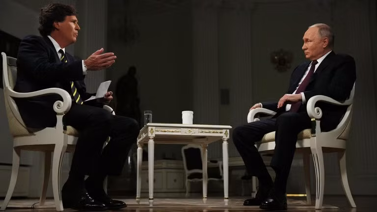 Tổng thống Nga Vladimir Putin lắng nghe câu hỏi trong cuộc phỏng vấn với nhà báo Mỹ Tucker Carlson tại Điện Kremlin ở Moscow, Nga, ngày 9/2/2024