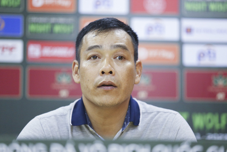Huấn luyện viên Huy Hoàng phản ứng bất ngờ dù đội nhà thua ngược khi mất oan bàn thắng trước Công an Hà Nội. Huấn luyện viên Huy Hoàng phản ứng bất ngờ dù đội nhà thua ngược khi mất oan bàn thắng trước Công an Hà Nội.