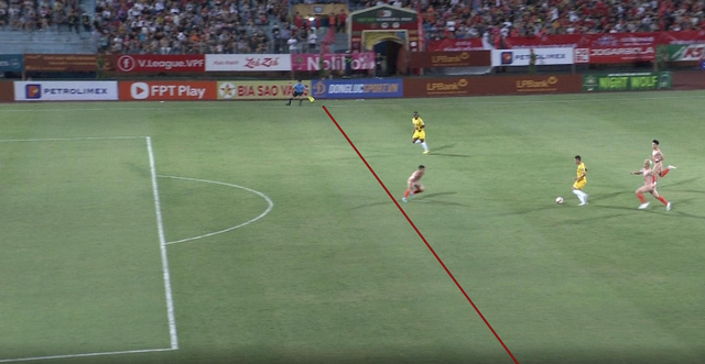 Hình ảnh cho thấy rõ ràng ngoại binh Soladio chưa việt vị khi nhận đường chuyền của Đinh Xuân Tiến. Hình ảnh cho thấy rõ ràng ngoại binh Soladio chưa việt vị khi nhận đường chuyền của Đinh Xuân Tiến.