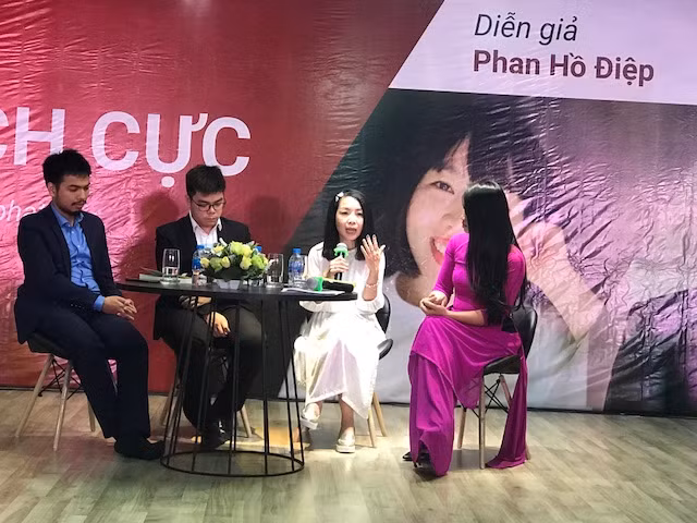 Chị Phan Hồ Điệp chia sẻ tại tọa đàm 