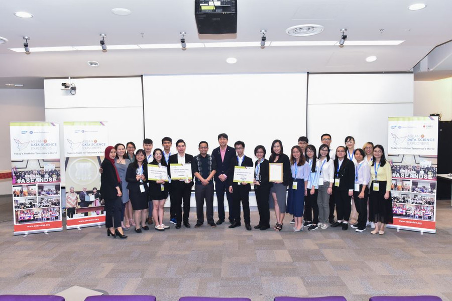 BTC chụp ảnh lưu niệm với các đội tham dự BTC chụp ảnh lưu niệm với các đội tham dự