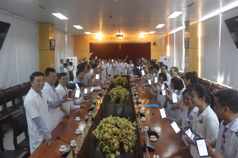 Cán bộ nhân viên bệnh viện nhắn tin ủng hộ - chia sẻ yêu thương