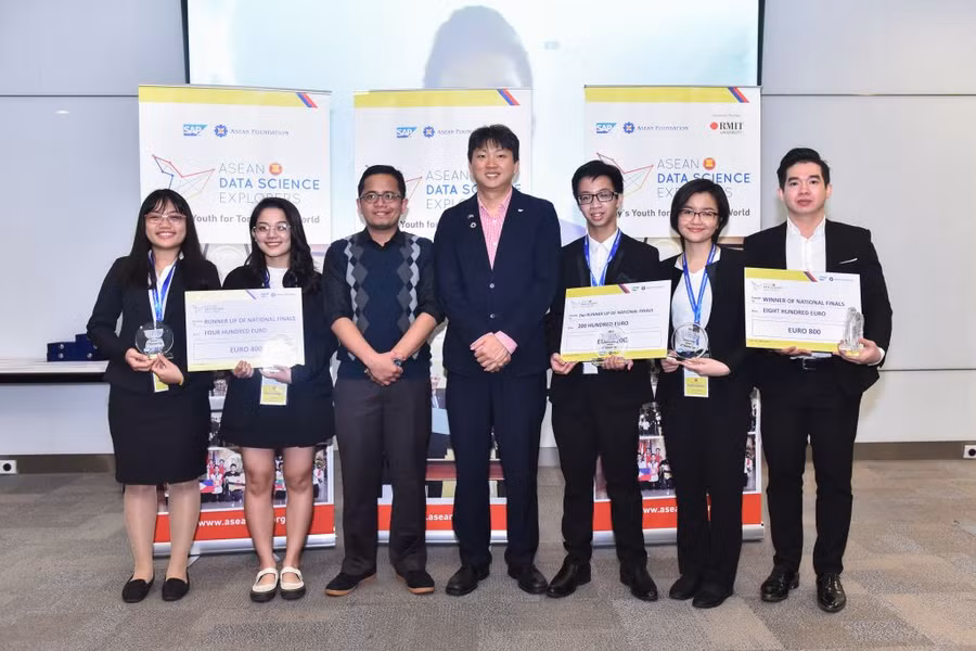 3 đội đạt giải chụp ảnh lưu niệm với đại diện SAP và Quỹ ASEAN 