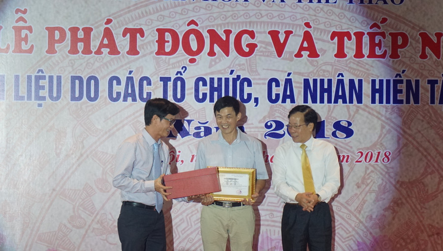 Bảo tàng Hà Nội tặng Bằng khen cho gia đình hiến tặng hiện vật