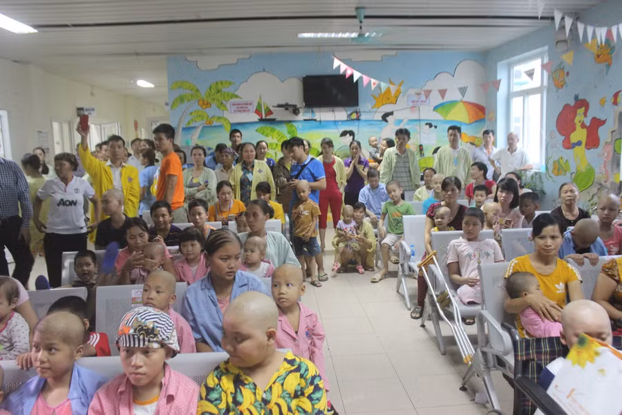 Các bệnh nhi trong buổi trao quà Trung thu