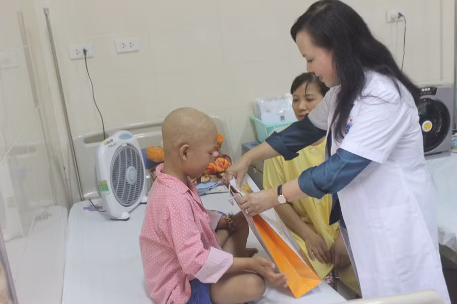Bộ trưởng Bộ Y tế Nguyễn Thị Kim Tiến đến thăm và tặng quà cho các bệnh nhi 