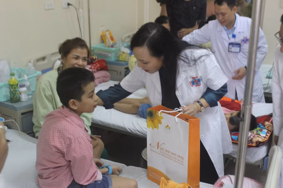 Bộ trưởng Bộ Y tế Nguyễn Thị Kim Tiến trao quà cho bệnh nhi
