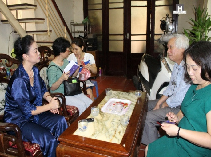 Gia đình bà Dương Thị Kim Oanh trao tặng cho bảo tàng một số hiện vật có giá trị