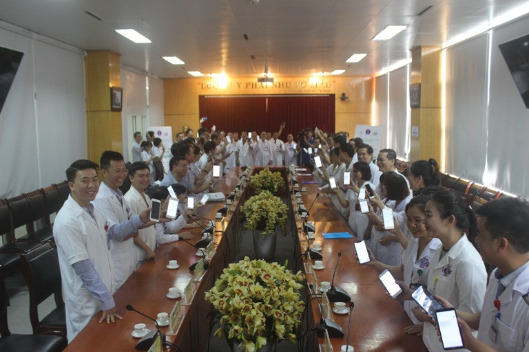 Cán bộ nhân viên bệnh viện nhắn tin ủng hộ - chia sẻ yêu thương