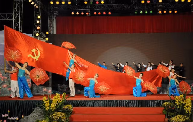 Triển lãm ảnh “90 năm Đảng Cộng sản Việt Nam - một chặng đường vẻ vang“