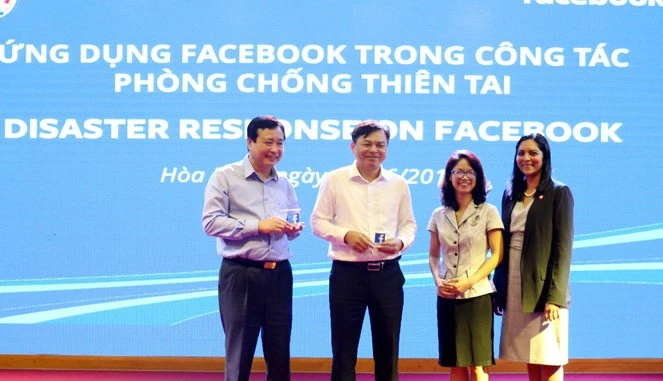 Đại diện Ban Chỉ đạo Trung ương về Phòng chống thiên tai tặng quà lưu niệm cho đại diện Facebook (Internet).