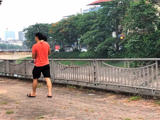 Người dân dạo bộ bên sông Tô Lịch