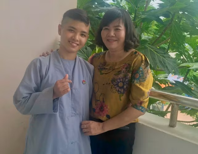 Cô giáo Lê Ngọc Diệp và Cẩm Vân chụp hình lưu niệm. Ảnh: Duy Quan