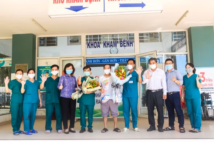 Bệnh nhân 936 (thứ 5, từ phải sang) được công bố khỏi Covid-19 và được xuất viện.