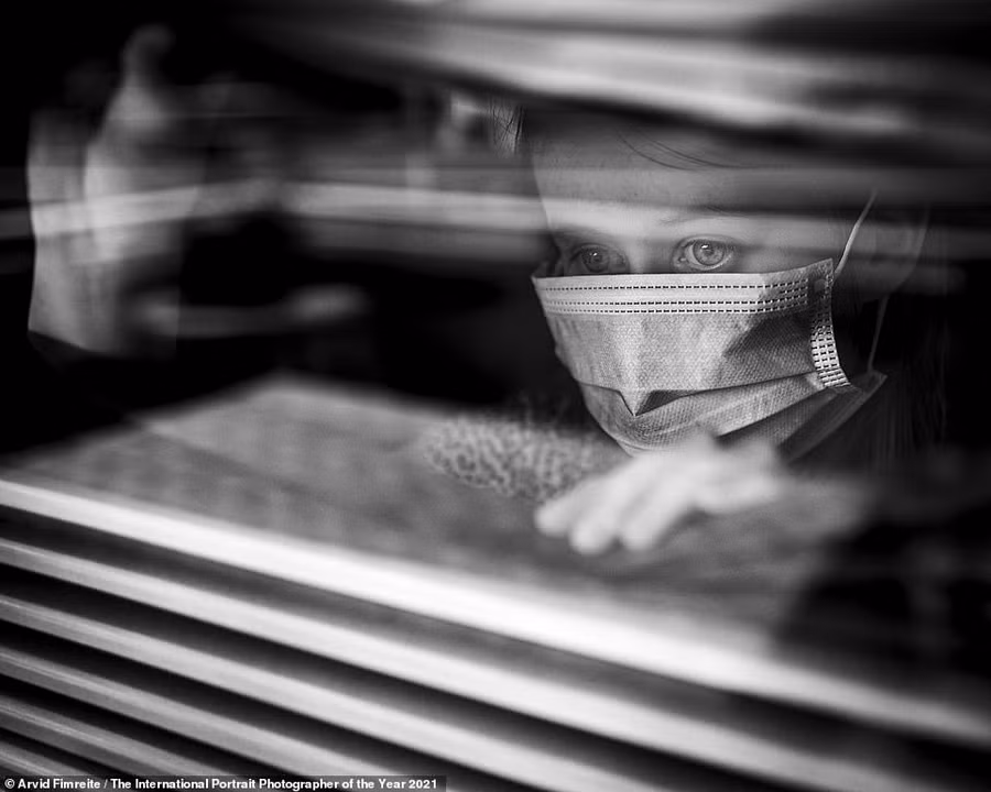 Bức ảnh “Kinh hoàng” của nhiếp ảnh gia Na Uy Arvid Fimreite, diễn tả nỗi sợ hãi của trẻ em khi thế giới chìm trong đại dịch Covid-19.