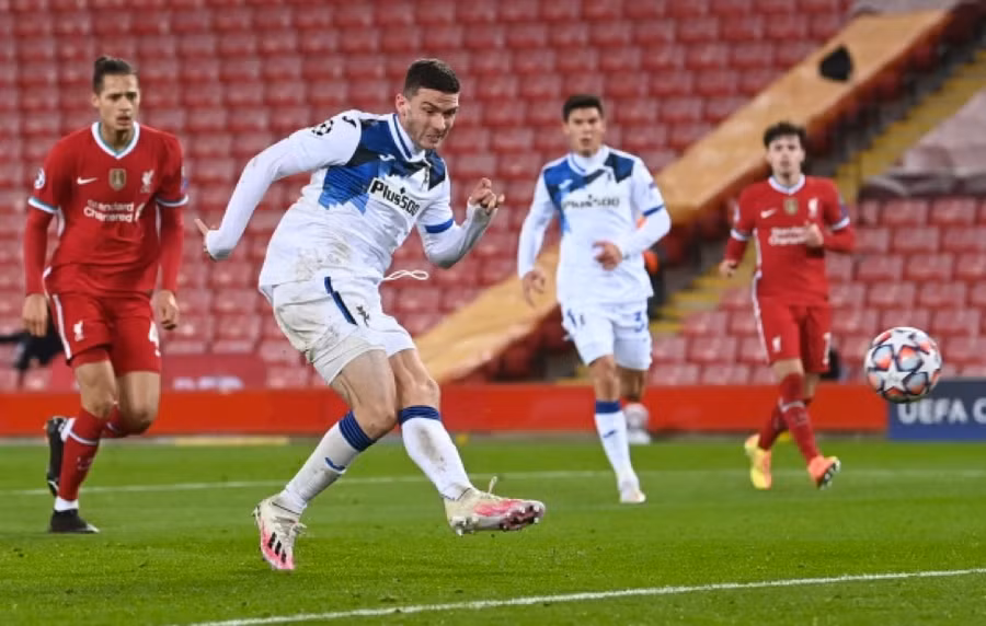 Gosens ghi bàn vào lưới Liverpool tại đấu trường Champions League.