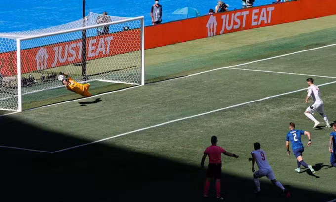 Morata bỏ lỡ phạt đền nhưng Tây Ban Nha vẫn thắng Slovakia 5-0.