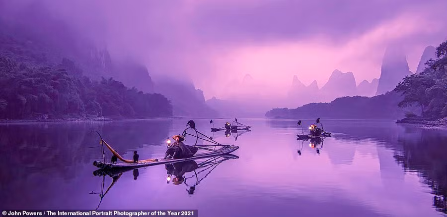 Bức ảnh chụp các ngư dân cùng với những chú chim cốc đang lướt xuống sông Li ở Quế Lâm, Trung Quốc của nhiếp ảnh gia người Mỹ John Powers.