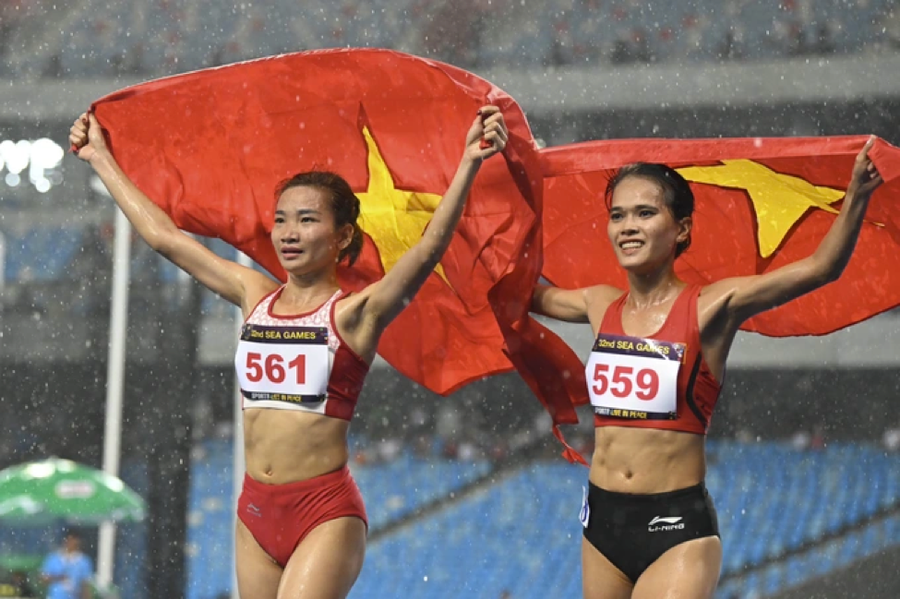Vận động viên Nguyễn Thị Oanh, Phạm Thị Hồng Lệ thống trị đường chạy 5.000m tại SEA Games 32. Vận động viên Nguyễn Thị Oanh, Phạm Thị Hồng Lệ thống trị đường chạy 5.000m tại SEA Games 32.