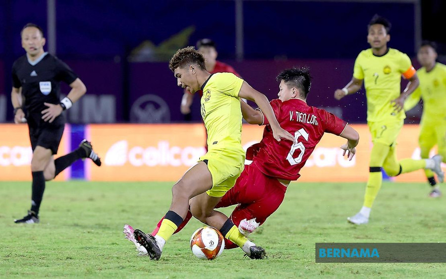 U22 Malaysia phải dừng bước ngay vòng bảng SEA Games 32 khi thua U22 Việt Nam tối 8/5. U22 Malaysia phải dừng bước ngay vòng bảng SEA Games 32 khi thua U22 Việt Nam tối 8/5.