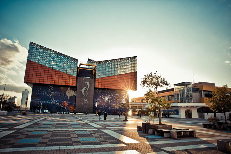 Toàn cảnh nhìn từ bên ngoài của Thủy cung kaiyukan