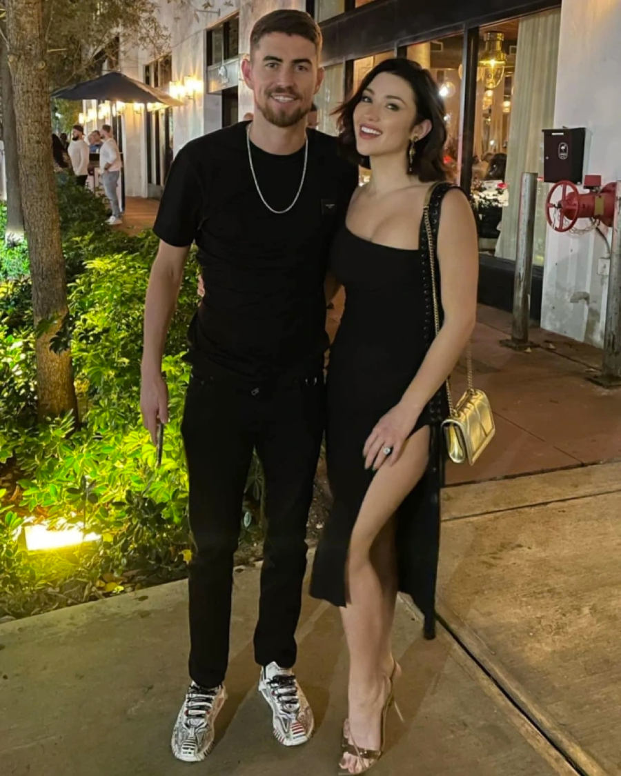 Ca sĩ Catherine Harding hẹn hò cùng tân binh Arsenal Jorginho từ năm 2020. Ca sĩ Catherine Harding hẹn hò cùng tân binh Arsenal Jorginho từ năm 2020.