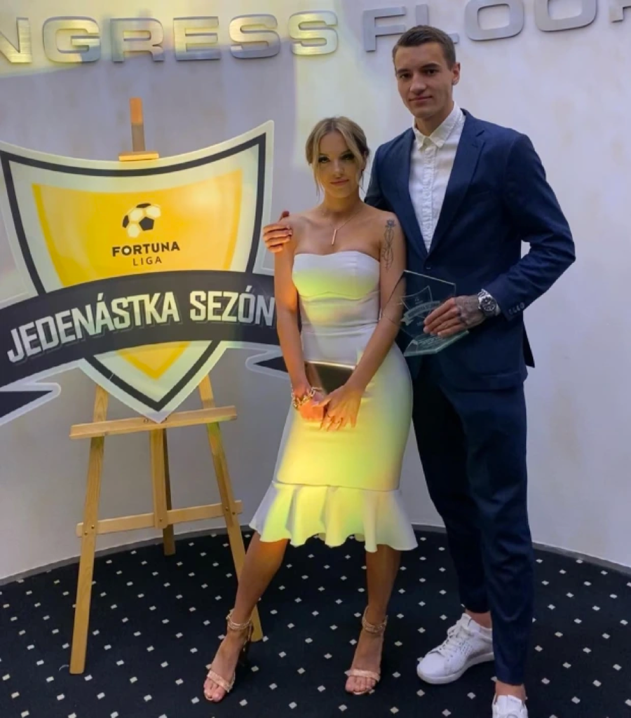 Kowalczyk là bạn gái của Jakub Kiwior, tân binh Arsenal. Kowalczyk là bạn gái của Jakub Kiwior, tân binh Arsenal.