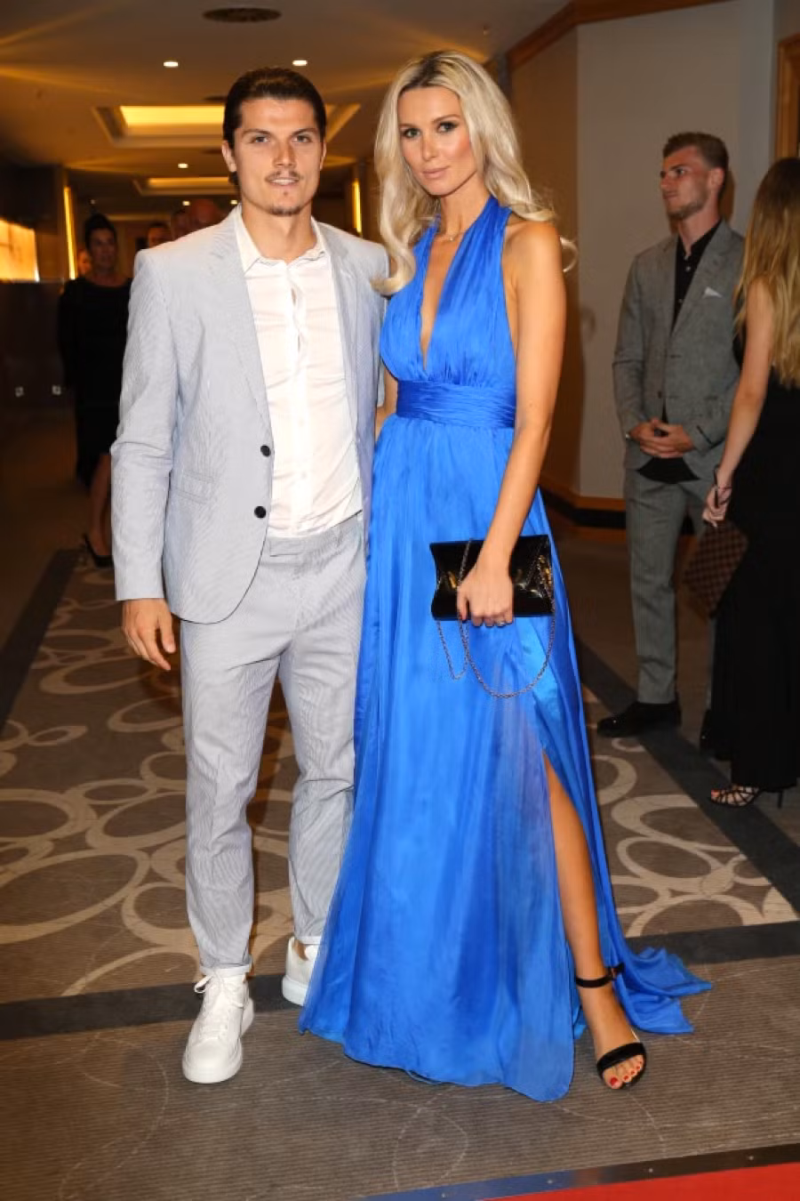 Tân binh Man Utd Marcel Sabitzer và hôn thê Kuhne.