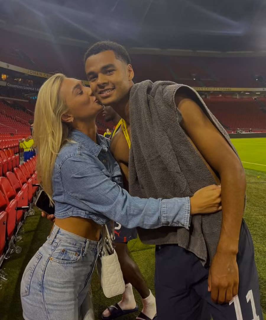 Noa van der Bij trao cho bạn trai Cody Gakpo (tân binh Liverpool) nụ hôn ngay trên khán đài. Noa van der Bij trao cho bạn trai Cody Gakpo (tân binh Liverpool) nụ hôn ngay trên khán đài.